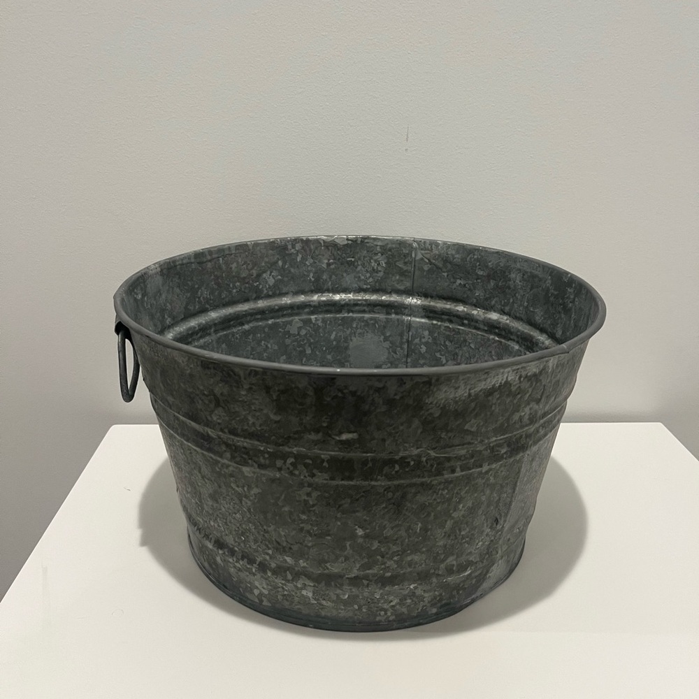 Galvanized metal wash tub roughly 18”